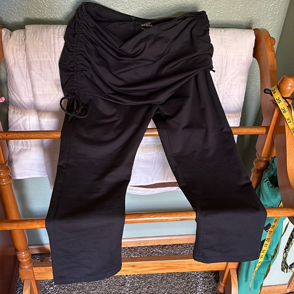 Prana black leggings hit below the knee  attached cover skirt.  Perfect !